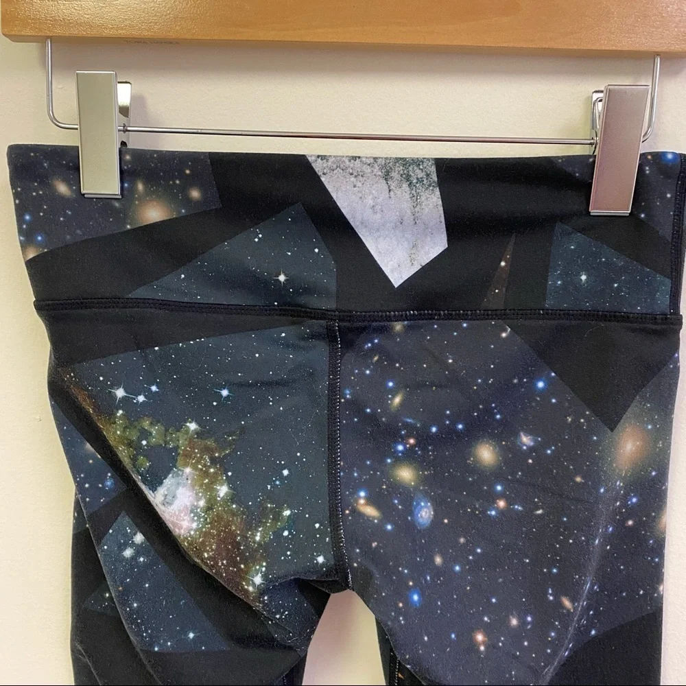 Alo Yoga || Geo Galaxy Capri‎ Leggings Space Black XS